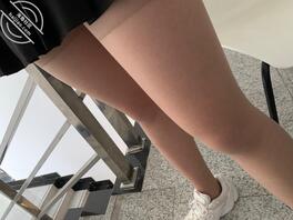 偷拍骚货女大的肉丝腿2