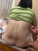 妈妈身痒让我帮她搽搽，掀起衣服那刻好想抓一把