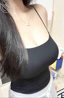 女大日常发骚，穿这个吊带感觉容易走光啊