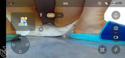 用扫地机器人偷拍妈妈的骚逼，太黑了，一看就是经常出去偷吃，太想艹我妈妈了0