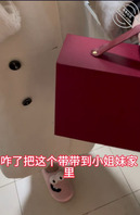 老婆让我给她闺蜜送礼物,闺蜜老公出去钓鱼,自己老婆在家被我操的嗷嗷叫1