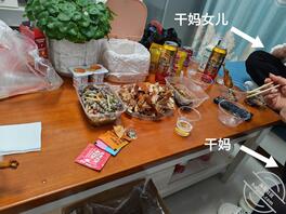 (真实原创)：去找干妈玩了，并在她家里操她，她老公和女儿都在店里