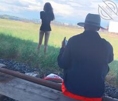 就喜欢把逼露出来---当着大爷的面玩露出，背后更是一丝不挂2