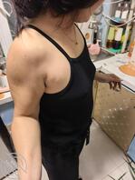 寄宿日常，偷拍巨乳大嫂费喜静的丰满乳沟和她真空上阵的状态，总感觉被发现了