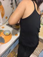 寄宿日常，偷拍巨乳大嫂费喜静的丰满乳沟和她真空上阵的状态，总感觉被发现了1
