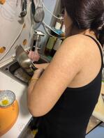 寄宿日常，偷拍巨乳大嫂费喜静的丰满乳沟和她真空上阵的状态，总感觉被发现了2