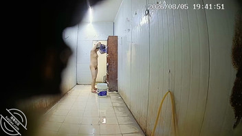 工地偷拍洗澡 熟女大妈类型 其中有一个是我们三个工友的鸡巴套子