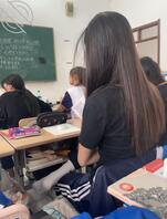 偷拍教室小白袜晾脚0