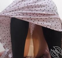 国际大学女学生等课时坐姿不雅不小心裙底走光 Part 2