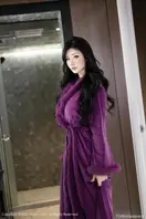 抖音30万粉的“健身御姐”蕾蕾醒了没，塌房了！这回是真的“醒了”给大家看。早期混迹灰色地带的视频被扒，打着“巨蟹INTJ”深情人设的IP，背后竟是“下海”做小姐的过往2