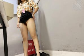 【抄底偷拍露逼毛】舅妈的大粗腿比小女生的要好看不服来战!2