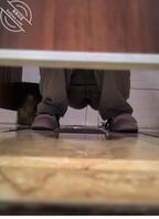 原创厕拍，年龄不超过18岁的学生妹！0