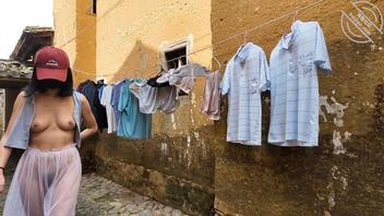 【露出专题】骚逼穿着透明薄纱长裙，城中村白天诱惑过路老头2