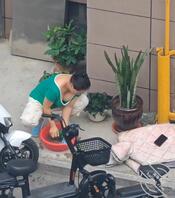 大奶熟妇邻居不穿奶罩，俯下身春光乍现0