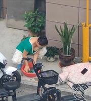 大奶熟妇邻居不穿奶罩，俯下身春光乍现1