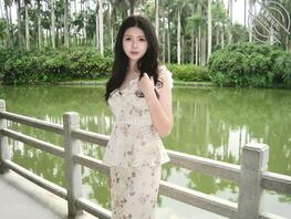 我是黄雅琪学姐的公狗，想被学姐用脚踩我的狗鸡巴2