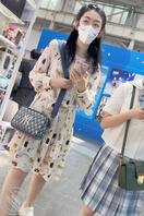 连衣裙小姐姐坐地上等开奖，肉丝