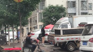 夏天到了， 女人开始露肉了