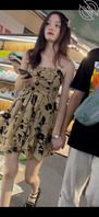 （极品美女偷拍视频）吊带裙超美美女和废物男友晚上逛街，狠狠偷拍骚B裙底1