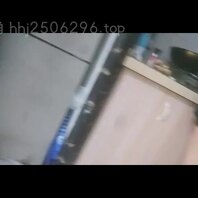 （原创）半夜老妈下面给我吃，我把我妈按在沙发上乱操！还内射了她。