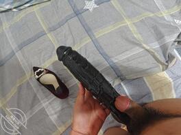 回家发现我妈衣柜里的大黑屌逆天有32厘米，这么大一根怎么插进去啊，想不通