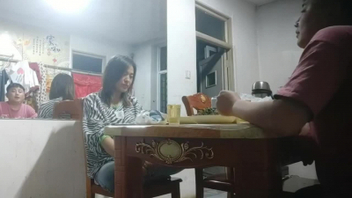离异少妇吐露生活不满一杯杯啤酒下肚让自己更加奔放