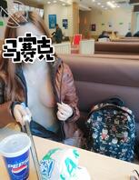 就喜欢把逼露出来---小姐姐大胆卡座上玩露出，这谁看了还有心情吃东西