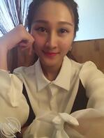 极致反差母狗女友，白天是光鲜亮丽的白领同事，晚上沦为精厕让老板同事灌精1