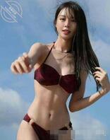 湿漉漉的比基尼，把视觉重心留给泳衣和碧海蓝天2