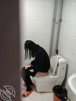 卧槽，早上我妹上厕所没关门，被我看到了，好恶心又好刺激