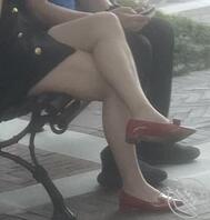 第一次尝试偷拍 只敢远距离拍不敢抄底 还挺爽的 看看各位大神的偷拍0