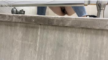 厕所偷拍，最新出炉！我也想拍脸，太难搞了兄弟们！