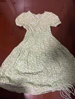 母亲突然晚上要和朋友出去吃饭，而且晚上说不回来，穿着的衣服也是比平常开放