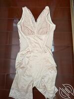 母亲突然晚上要和朋友出去吃饭，而且晚上说不回来，穿着的衣服也是比平常开放2