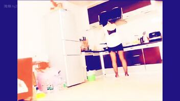 爸爸在房间打游戏，我把老婆给操崩溃。