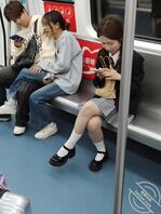 地铁上的骚腿母狗，求大佬一起粗口羞辱1