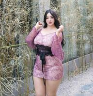 白胖丫头，把衣服撑得大大的合理0