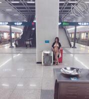 大奶骚货，户外露出。能看出来是那里吗？1