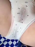 又拍到姐姐的大屁股了。兄弟们点点赞，下一步买了迷你摄像头偷拍洗澡2