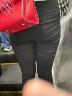 地铁偷拍大圆屁股，看着就想上去摸摸