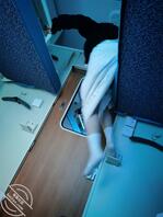 少妇火车卧铺下床裙子被勾向我求助0