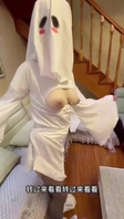 老婆真是太搞笑了！太害羞了，就用浴巾包着头，只露出来逼给单男操