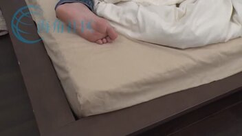 【视频】水鳥文乃，小黄毛睡着了，朋友操了他媳妇，内射流精