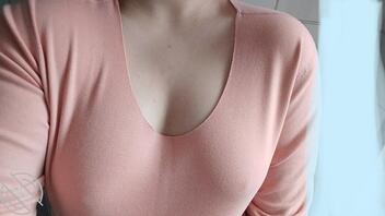 天冷衣服增厚，里面真空没内衣胸部走路一颠一颠的