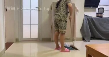 老爸出门不到三秒，母子二人立马插入，两人从客厅猛干到房间