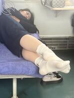 偷拍系列：火车上的性感白袜小姐姐