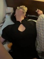 老婆穿着足浴技师服。含着其他女人穿过的臭丝袜挨干