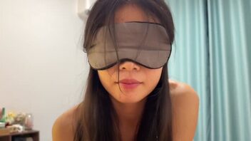 【分享小女友】用嘴接着爸爸的精液