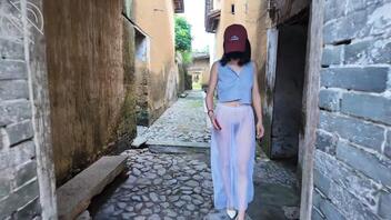 【露出专题】骚逼到村子里小卖部给大爷们欣赏奶子和黑森林1