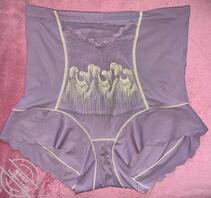 现在姑妈是一天换一条内裤，很新鲜很美味